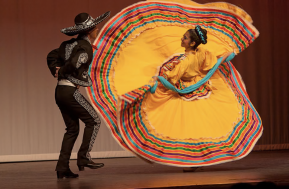 An image of a couple dancing the jarabe tapatío.